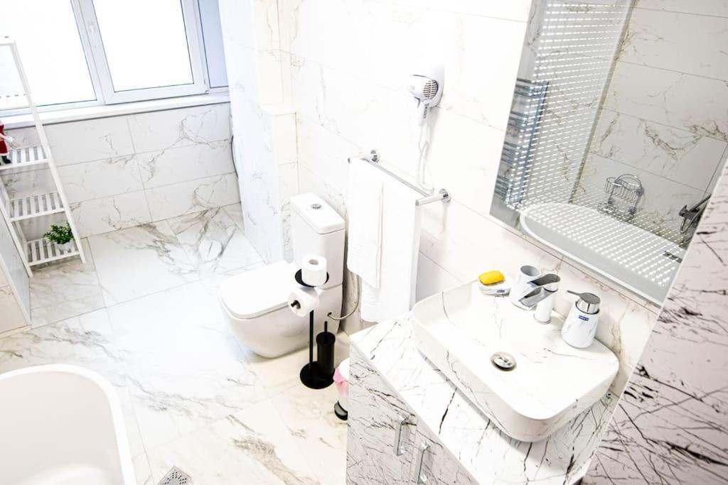Ultra Central Luxury 3Br 2Bath Apt & Amazing Views Bukarest Exteriör bild