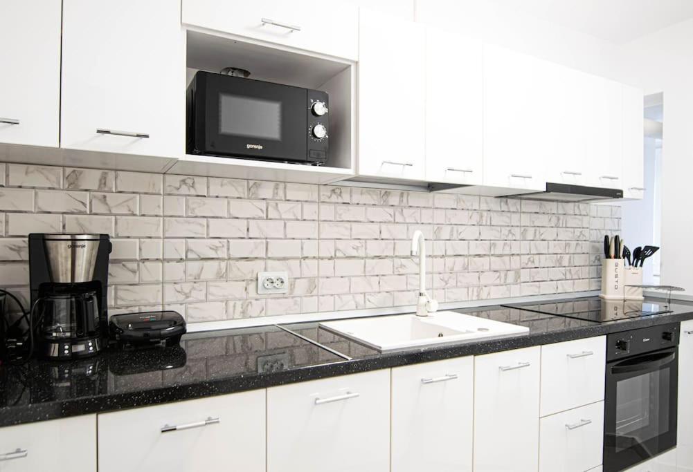Ultra Central Luxury 3Br 2Bath Apt & Amazing Views Bukarest Exteriör bild