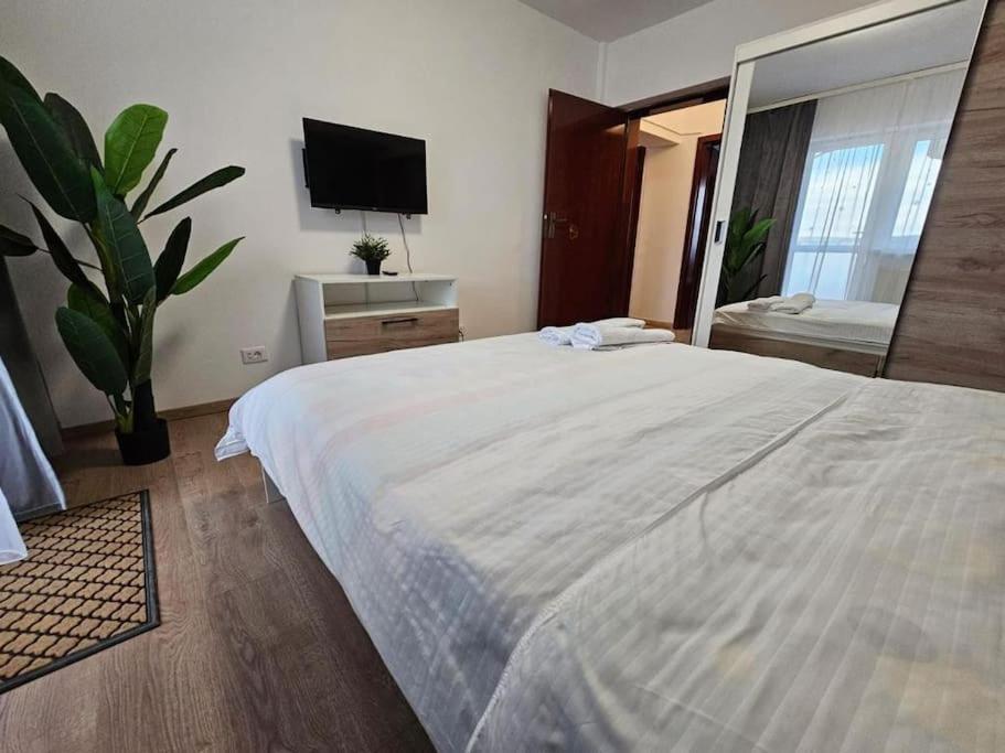 Ultra Central Luxury 3Br 2Bath Apt & Amazing Views Bukarest Exteriör bild