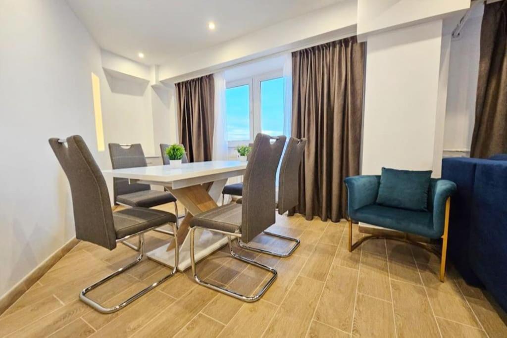 Ultra Central Luxury 3Br 2Bath Apt & Amazing Views Bukarest Exteriör bild