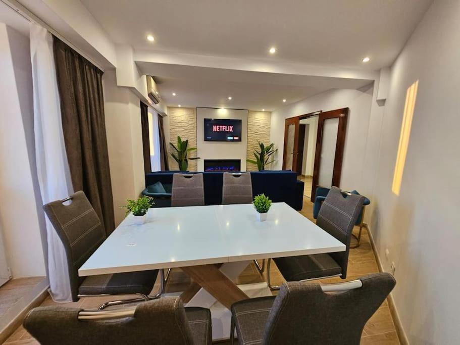 Ultra Central Luxury 3Br 2Bath Apt & Amazing Views Bukarest Exteriör bild