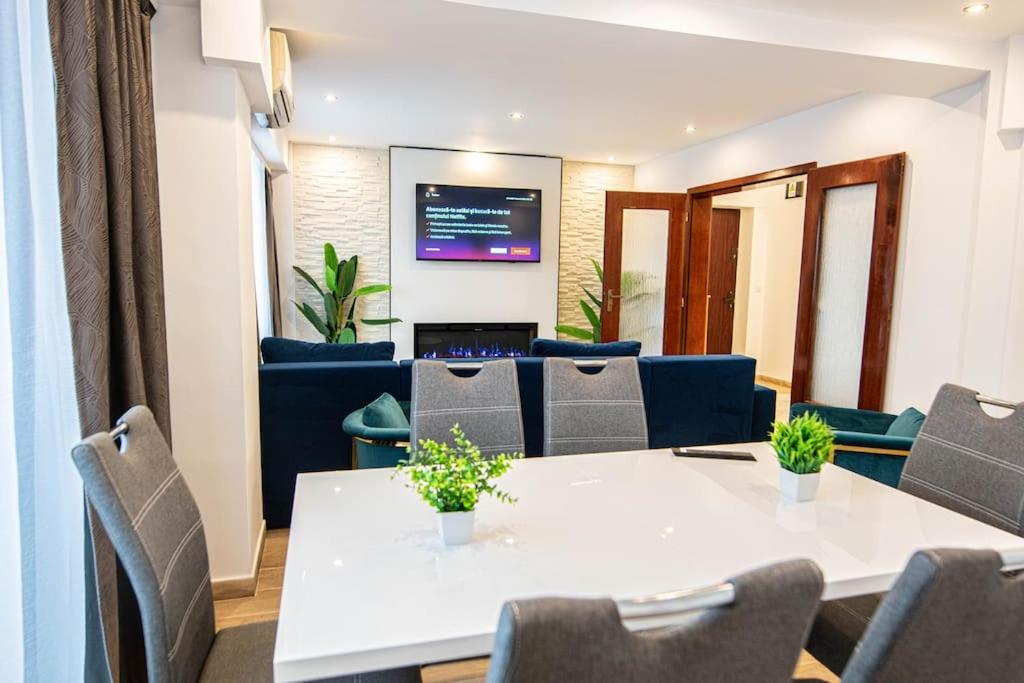 Ultra Central Luxury 3Br 2Bath Apt & Amazing Views Bukarest Exteriör bild