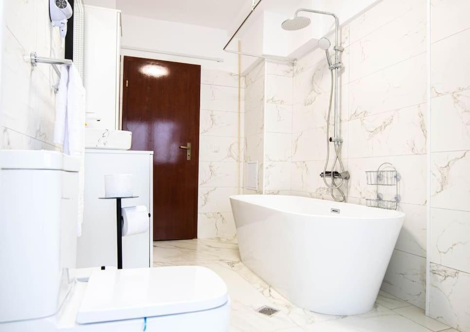 Ultra Central Luxury 3Br 2Bath Apt & Amazing Views Bukarest Exteriör bild