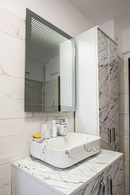 Ultra Central Luxury 3Br 2Bath Apt & Amazing Views Bukarest Exteriör bild